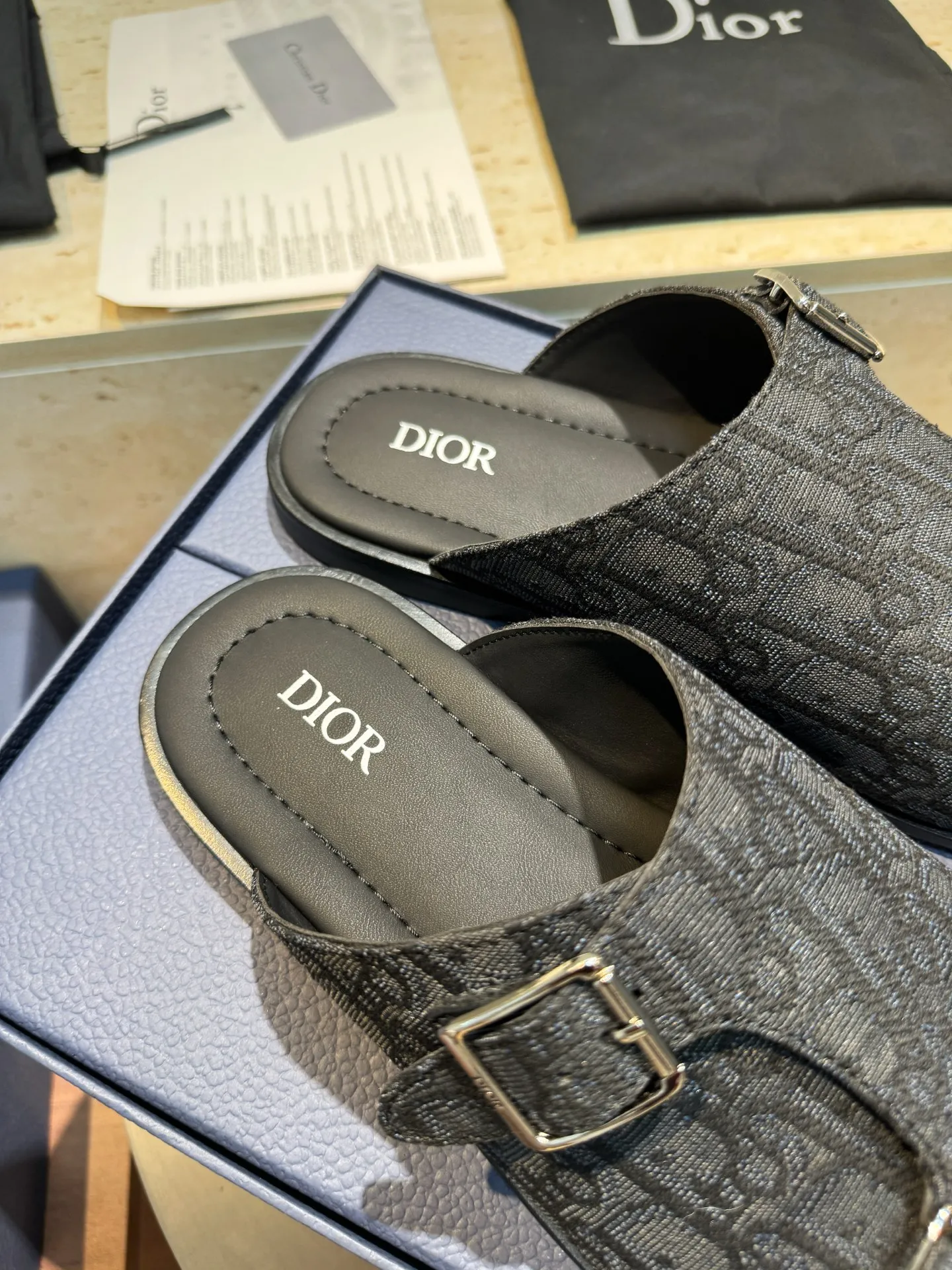 Factory price: 360💰 Produced in Dongguan. Purchasing-grade top version (Dior) Alia men's leather slippers. This Alias ​​sandal is a new summer product, showing a casual and elegant style. Carefully crafted with grained cow leather, Oblque printed fabric, and cowhide lining! Cross-strap design with metal-clad brass CD Diamnd logo. The imported cowhide leather and rubber soles add sophistication and comfort, and are decorated with Obliue print-effect non-slip panels for added style! -Suitable for outdoor drivers driving shoes🚗. -Size: 39-44 (38.45 customized).
